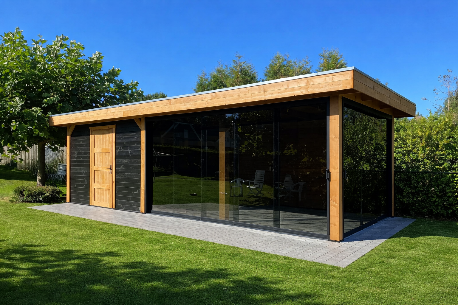 Moderne tuinhuis in weelderige tuin