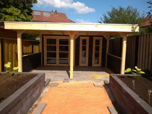 Berging met overkapping voor de kleine tuin. Type Maxplus.