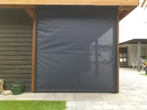 Screen met geleiders en rits en afstandbediening